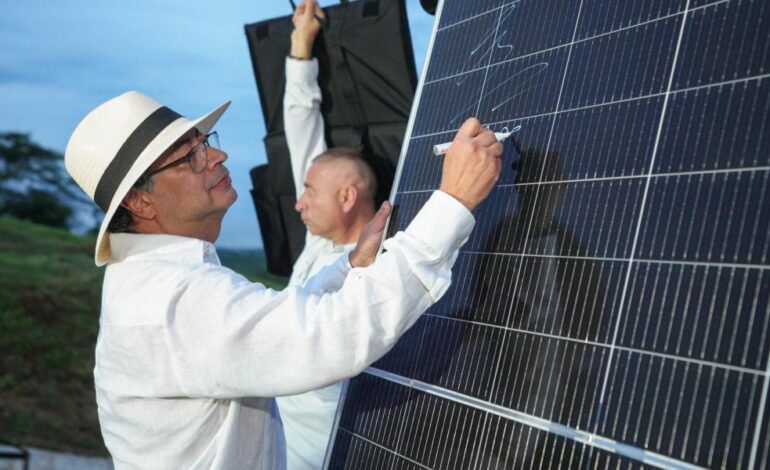 El presidente Gustavo Petro invita a los alcaldes del Caribe a construir parques solares para bajar las tarifas de energía
