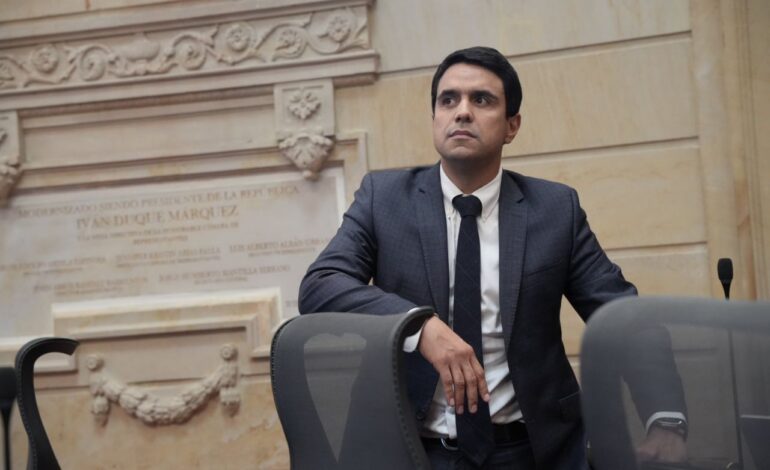 El representante Carlos Felipe Quintero radicó un proyecto de ley para financiar paneles solares en vivienda de interés social