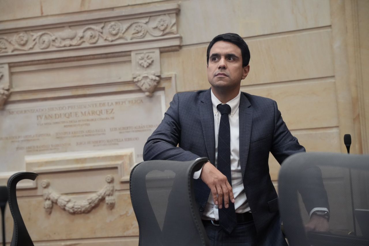 El representante Carlos Felipe Quintero radicó un proyecto de ley para financiar paneles solares en vivienda de interés social