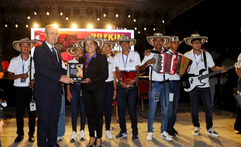 Jóvenes de Valledupar enaltecen el folclor en Kirsheir, Turquía