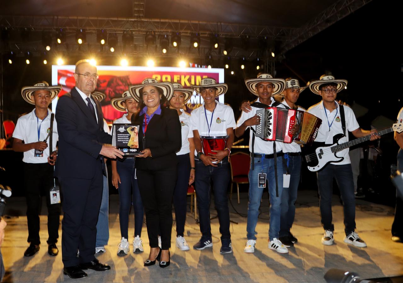 Jóvenes de Valledupar enaltecen el folclor en Kirsheir, Turquía