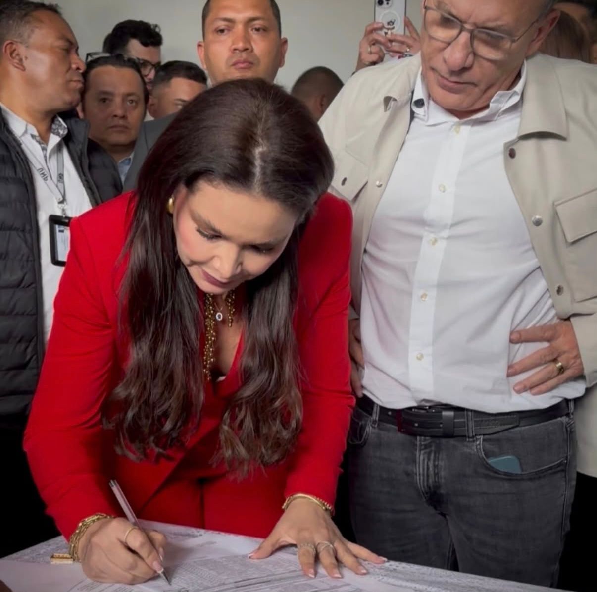 Katia Ospino toma la delantera, primera cesarense en inscribirse como candidata al Senado