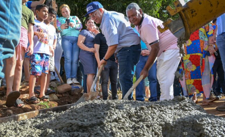 Gobierno de Ernesto Orozco llevó pavimentación al sector de Francisco Javier