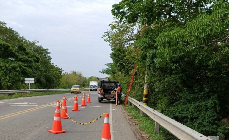 ALERTAN POR FALLAS EN ALUMBRADO PÚBLICO EN LA VÍA VALLEDUPAR – LA PAZ POR CONEXIONES ILEGALES