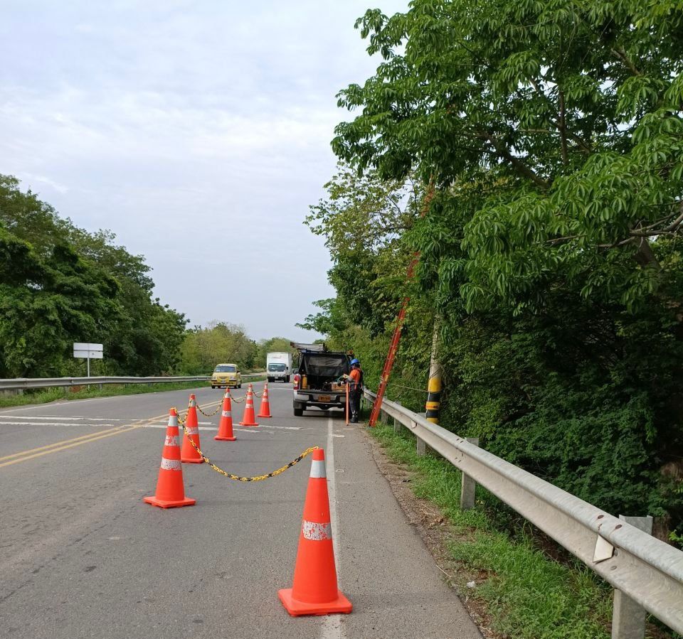 ALERTAN POR FALLAS EN ALUMBRADO PÚBLICO EN LA VÍA VALLEDUPAR – LA PAZ POR CONEXIONES ILEGALES